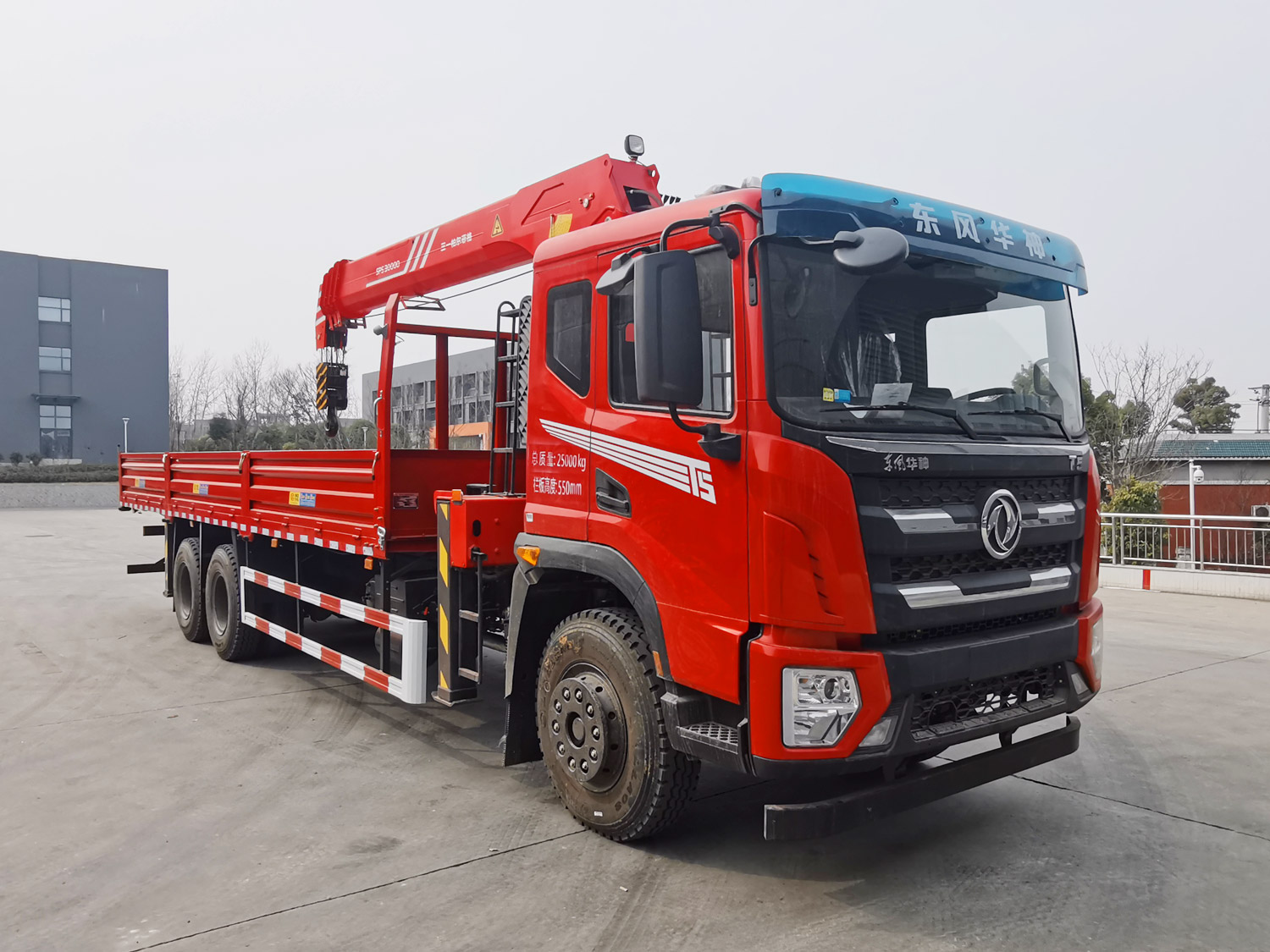 國(guó)六東風(fēng)華神T5后雙橋上裝三一12噸直臂式吊機(jī)隨車吊